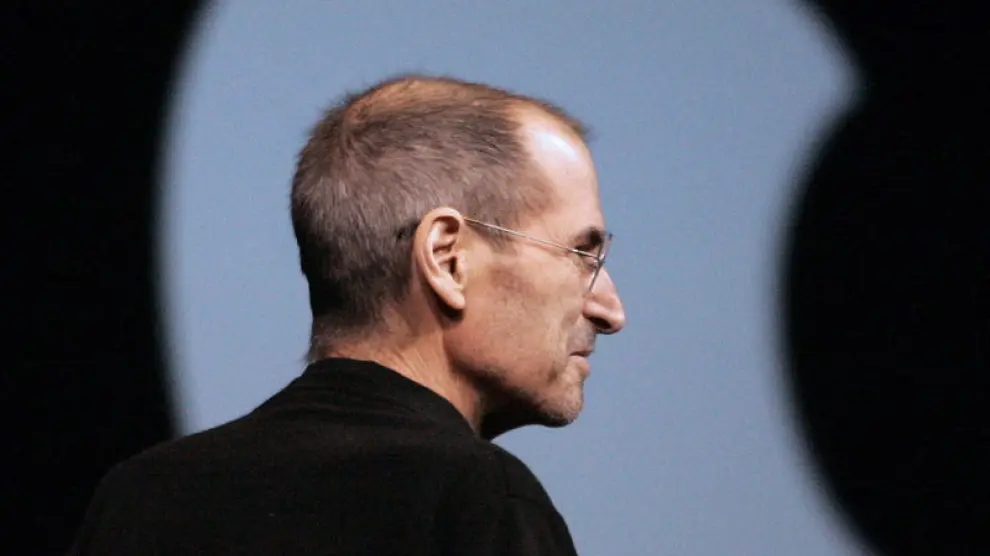 Jobs junto al famoso logo de la manzana mordida