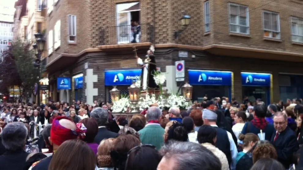 Miles de personas contemplan el paso del Rosario por el centro de Zaragoza