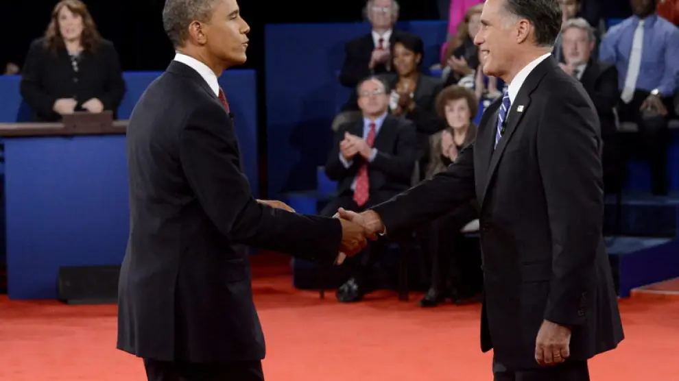 Obama y Romney se saludan durante el segundo debate