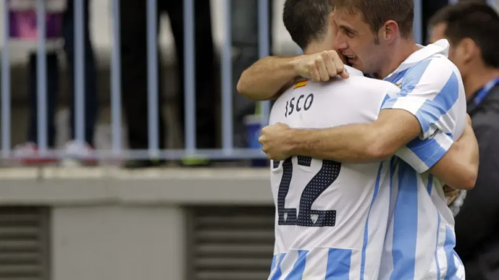 Joaquín se abraza a Isco tras lograr el segundo gol