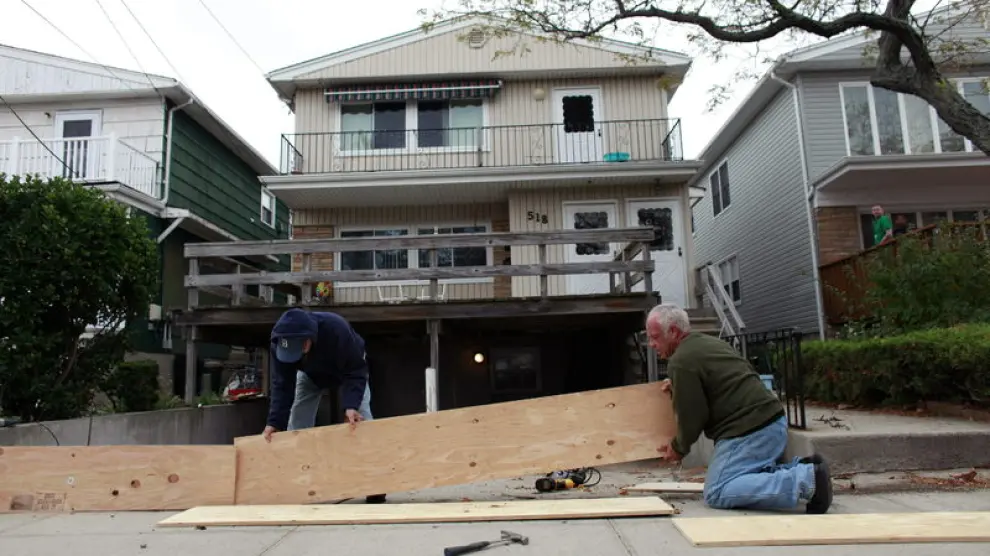 Los estadounidenses preparan sus casas para la llegada del huracán