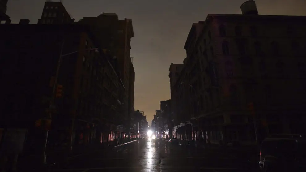 Vista del sur de Broadway después de que el huracán dejase a parte de Manhattan sin electricidad.