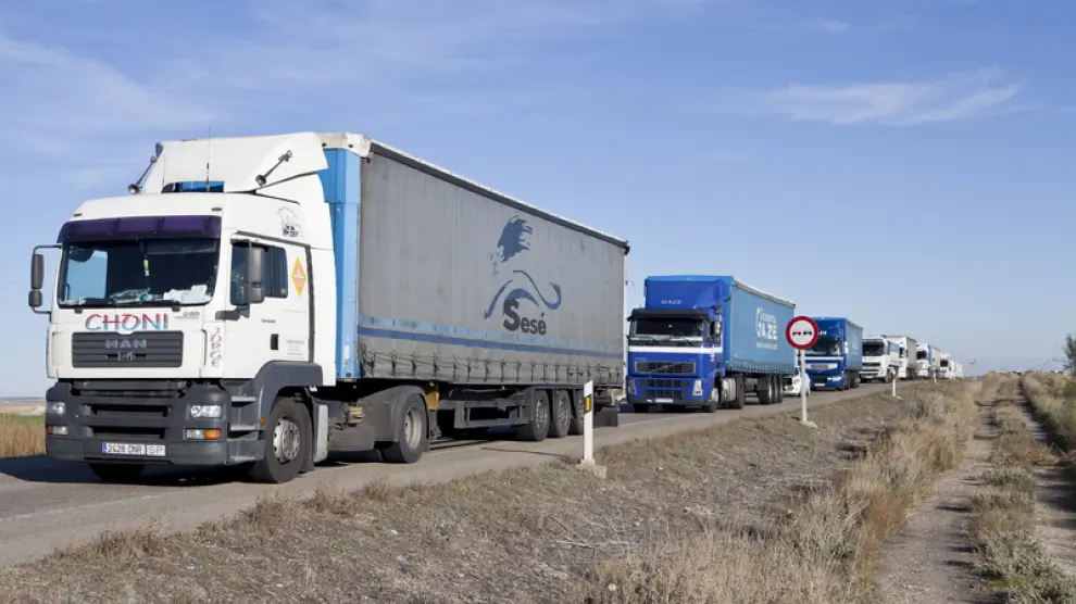 Varios camiones circulan por la N-II