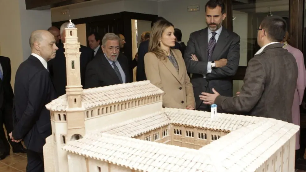 El príncipe Felipe y la princesa Letizia durante su visita a la Escuela Taller del Convento de Santo Domingo.
