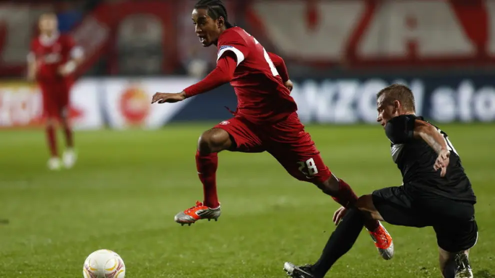 El jugador del Twente, Jerson Cabral, lucha por el balón con el defensa del Levante.