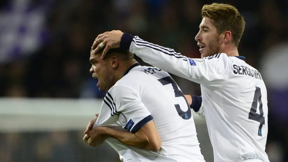 Pepe y Ramos celebran un gol