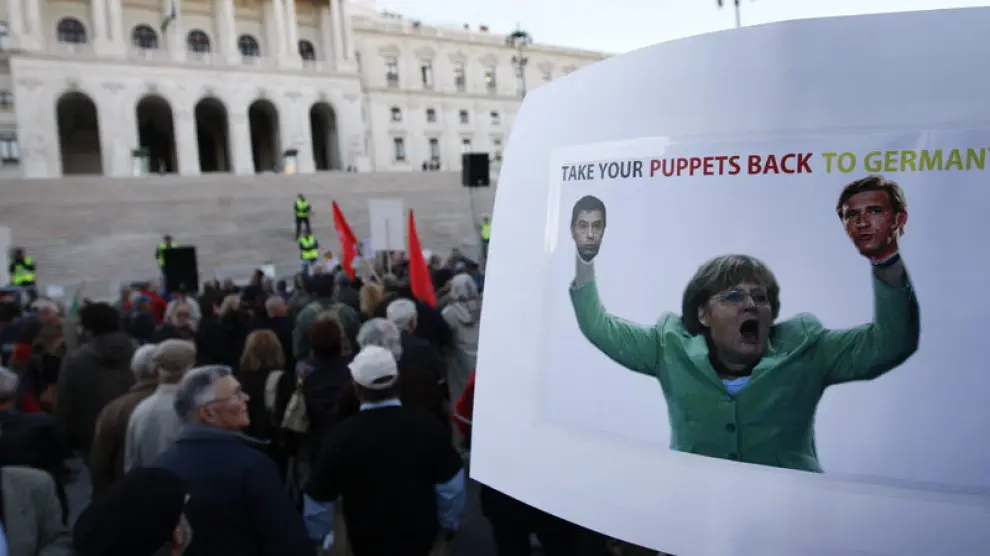 Un grupo de manifestantes protestan por la visita de Angela Merkel a Lisboa
