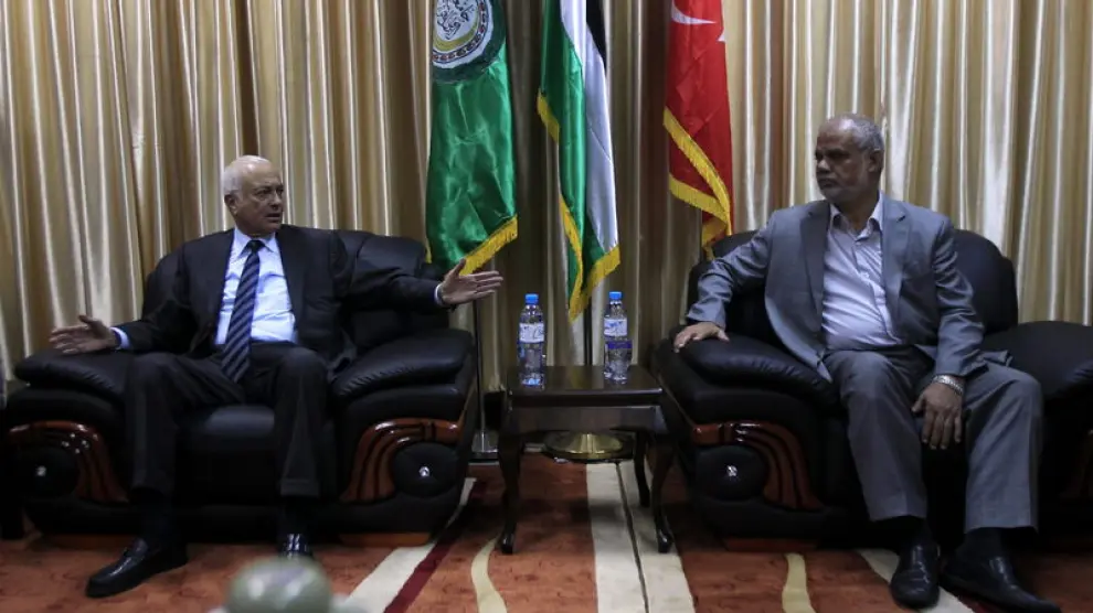 El secretario general de la Liga Árabe conversa con el oficial de Hamás durante un encuentro en Rafa.