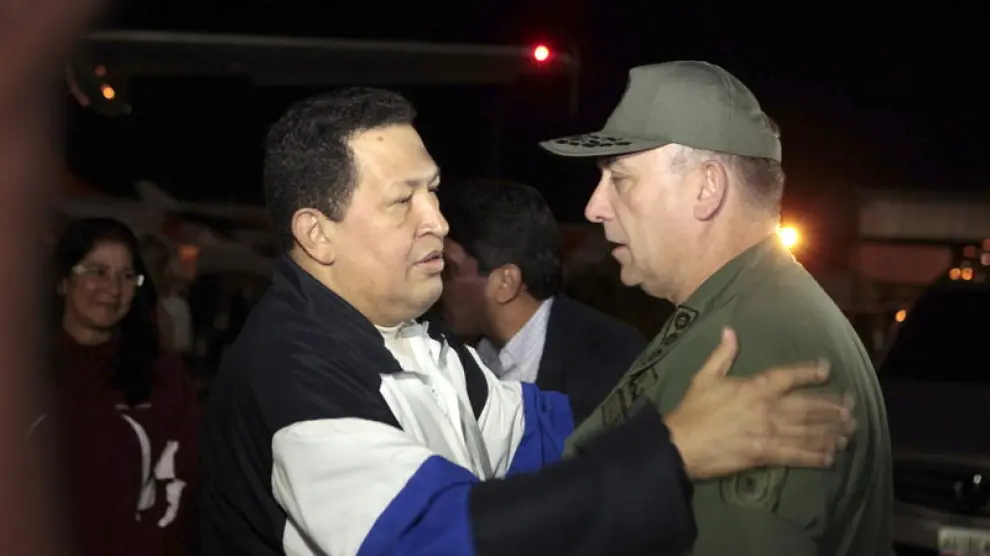 Chávez saluda al ministro de defensa a su llegada a Venezuela