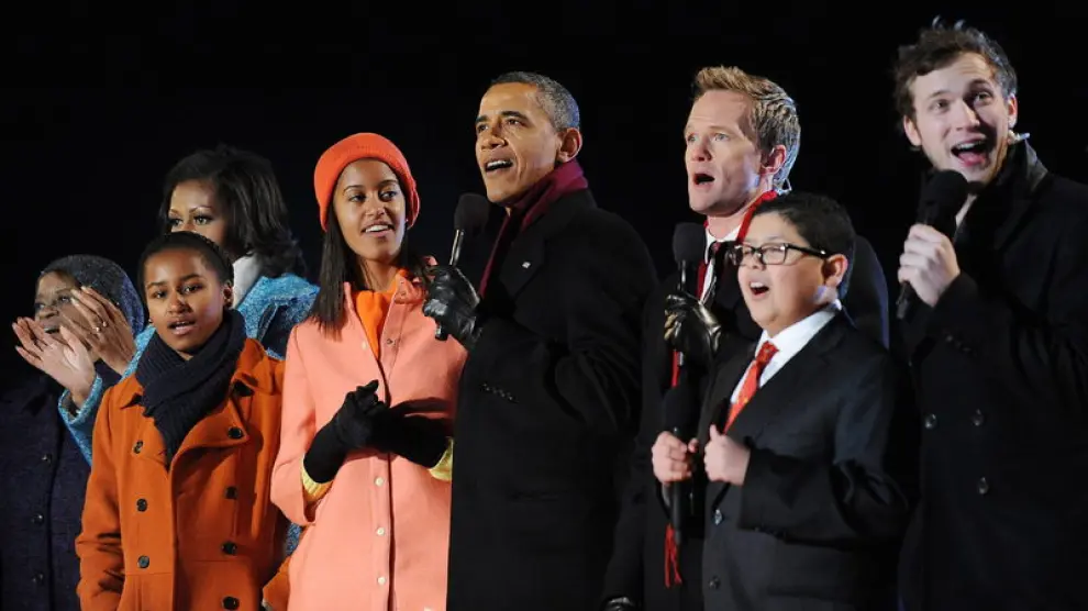 Barack Obama cantan en el escenario con los actores Neil Patrick Harris y Rico Rodríguez, y el cantante Philip Phillips.