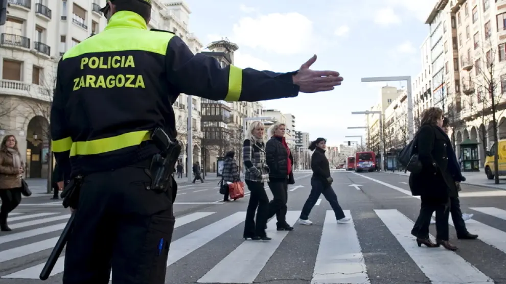 Un policía de Zaragoza regula el tráfico