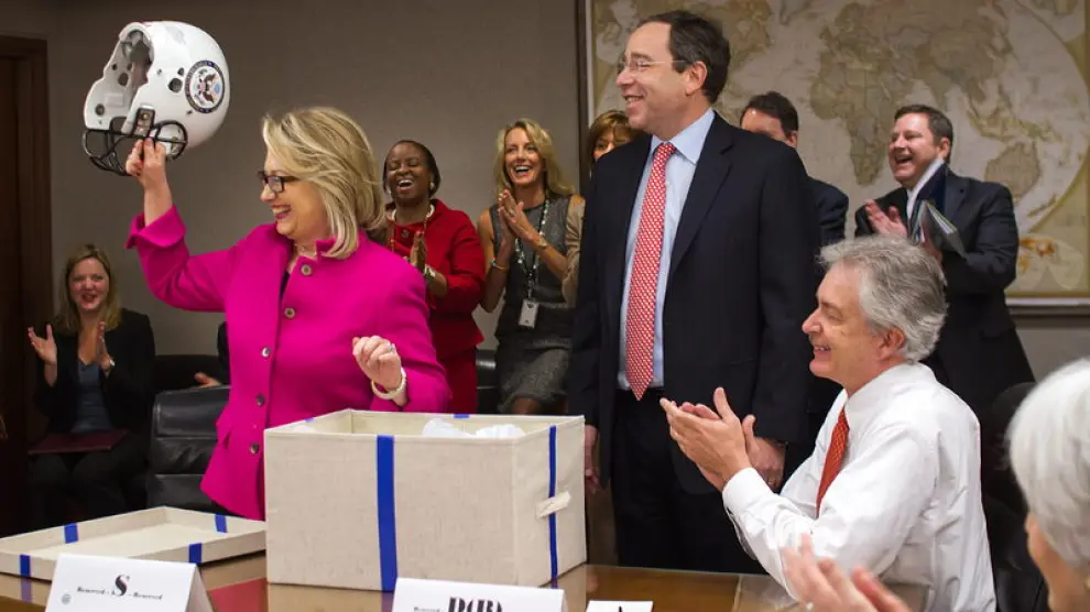 Hillary Clinton recibió una ovación y un casco en su vuelta al trabajo