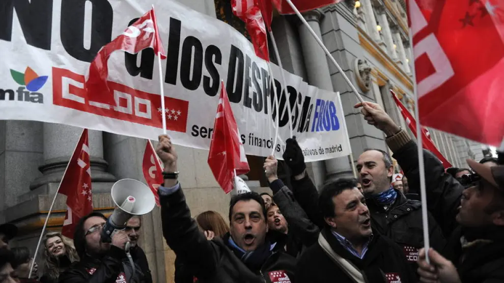 Cientos de personas se han manifestado junto al Banco de España