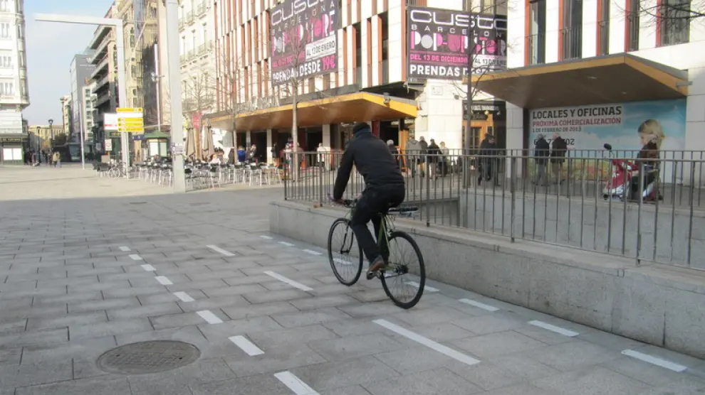 Un ciclista, ayer, en el nuevo carril bici de la plaza de España
