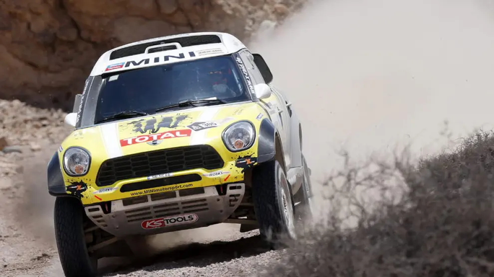 El piloto español Nani Roma conduce su vehículo durante la una etapa del Dakar