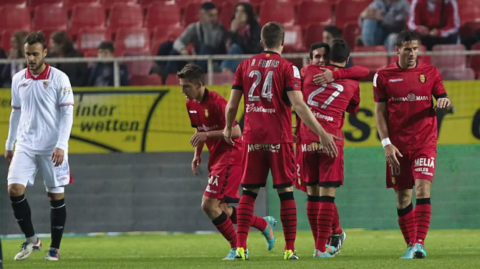 Los jugadores del Mallorca celebran su segundo gol ante el Sevilla.