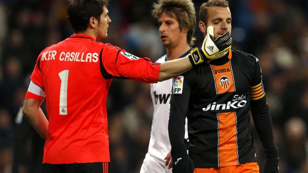 Iker Casillas junto al delantero del Valencia Roberto Soldado
