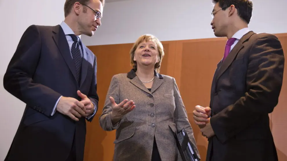 Angela Merkel conversa con su ministro de Economía, Philipp Rösler.