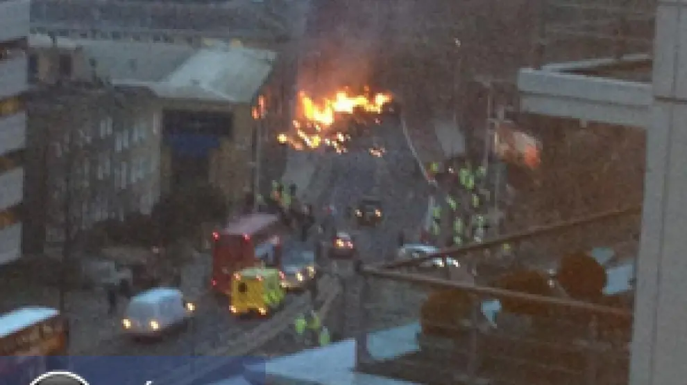Un helicóptero se estrella contra una grúa cerca de una estación ferroviaria en Londres