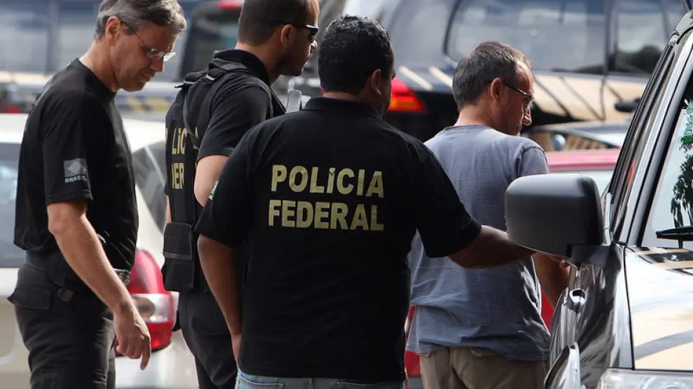 El presunto etarra Joseba Gotzon Vizán escoltado por miembros de la Policía Federal.