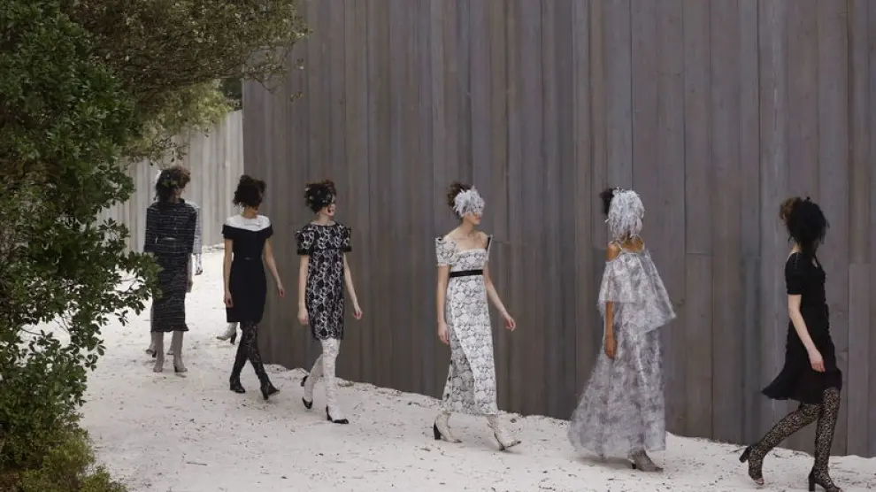 Desfile de moda del diseñador aleman Karl Lagerfeld en París.