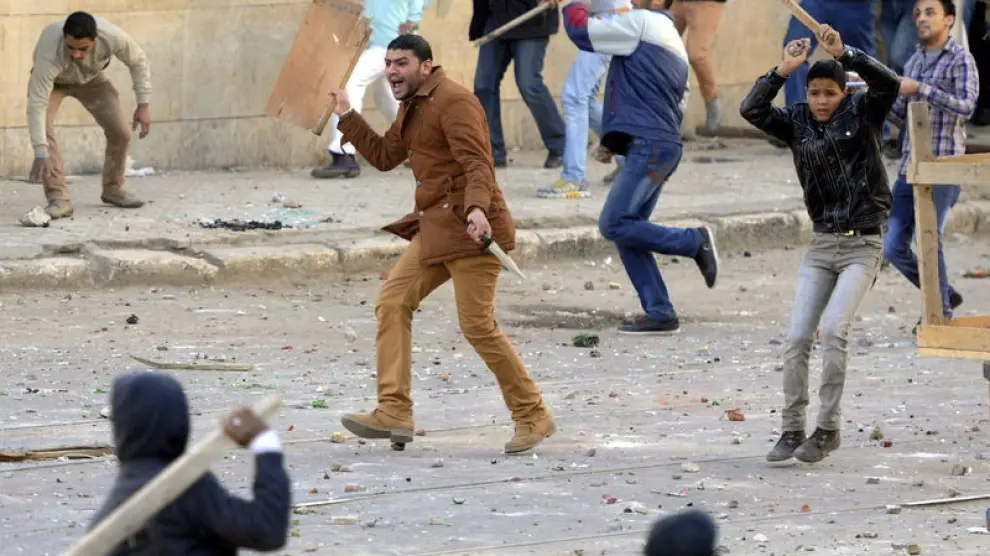 El segundo aniversario de la revolución que derrocó a Hosni Mubarak deja más de un centenar de heridos en El Cairo y en Alejandría