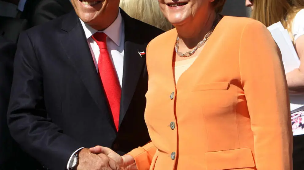 La caniller alemana saluda al presidente de Chile, Sebastián Piñera