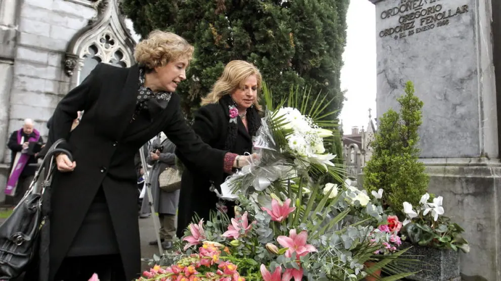 La hermana y la viuda de Gregorio Ordóñez visitan la tumba del concejal asesinado