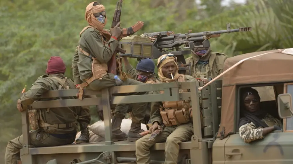 Soldados malienses en la ciudad de Diabaly, a 400 kilómetros de Bamako