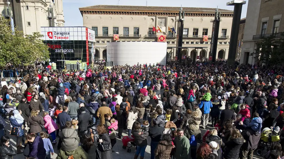 Las calles de Zaragoza se llenaron de gente en la celebración del día de su patrón.