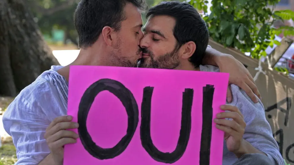 Dos hombres se besan para apoyar la ley en la plaza de Francia, en Buenos Aires