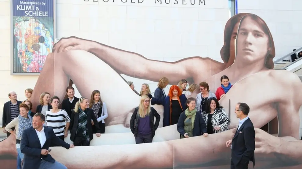 La exposición alberga más de 300 cuadros, fotos y esculturas con desnudos masculinos