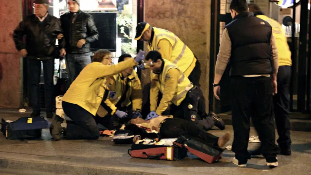 El Samur atiende a uno de los heridos en la calle Atocha de Madrid