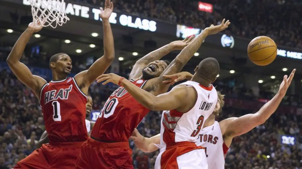Los Raptors de Toronto y los Heat de Miami luchan por un rebote