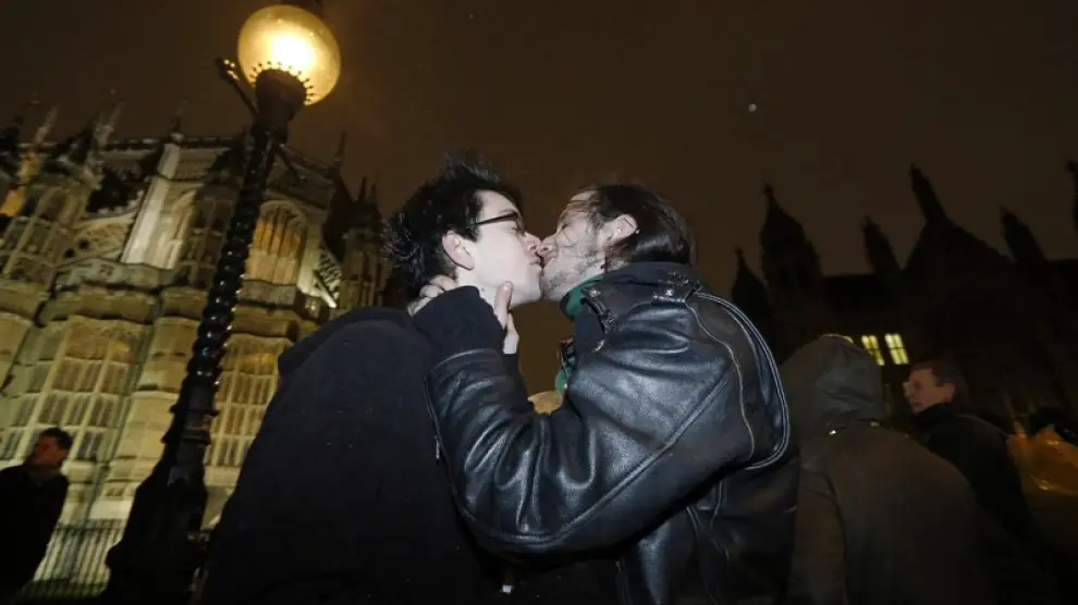 Dos jóvenes se besan en Londres celebrando la aprobación