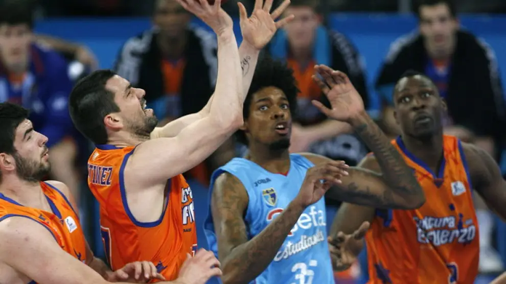 El escolta del Valencia Basket Rafa Martinez lucha por el rebote ante el pívot del Asefa Estudiantes, Lucas Nogueira