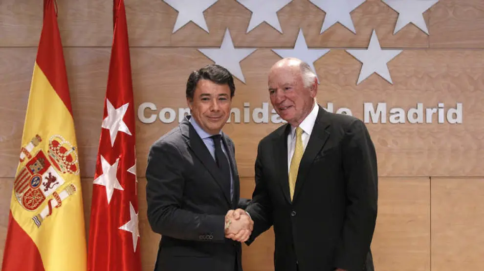 El consejero delegado de Las Vegas Sands, Michael Leven (d), y el presidente de Madrid, Ignacio González (i)