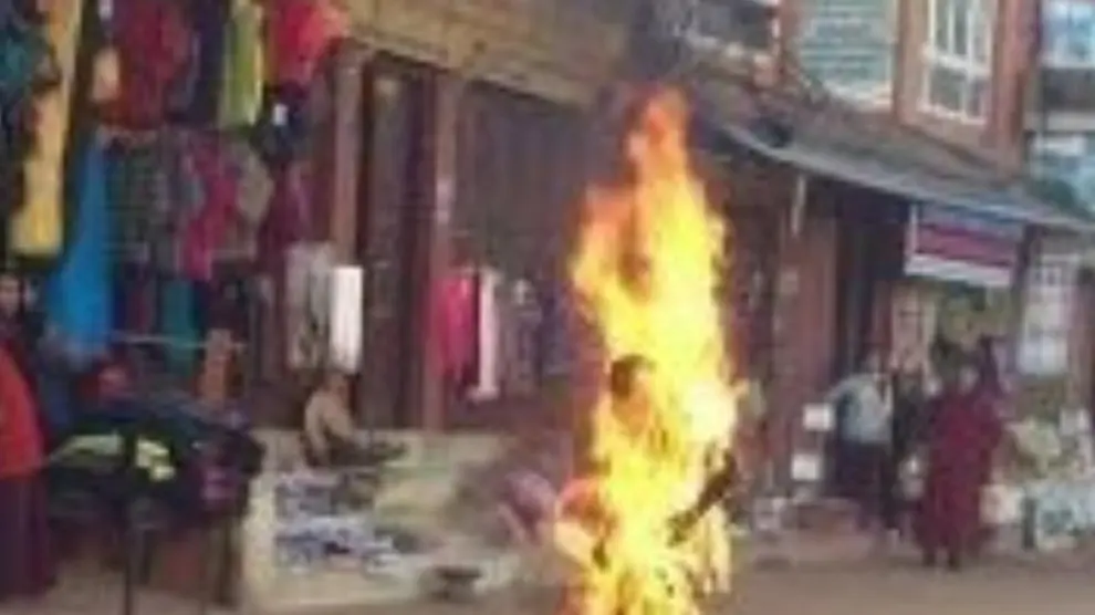 El joven intentó inmolarse frente a un templo en el área de Bouddha, en Katmandú.