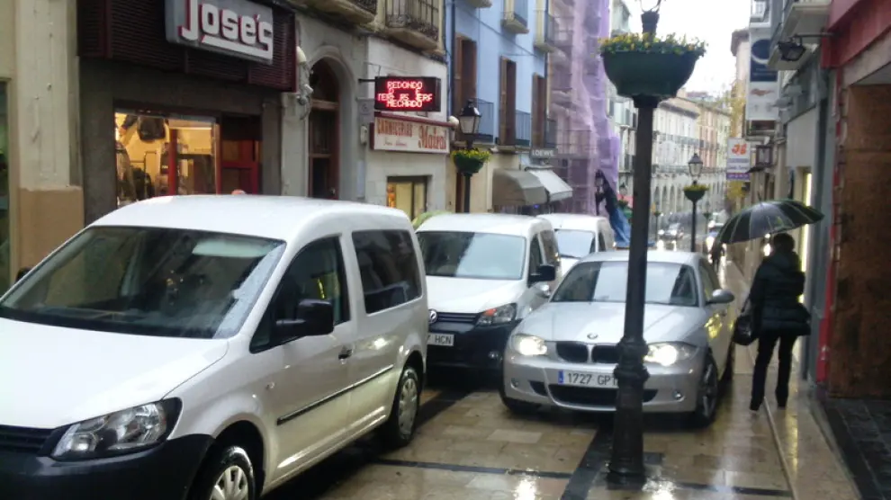 Alta presencia de vehículos en esta calle peatonal de Huesca