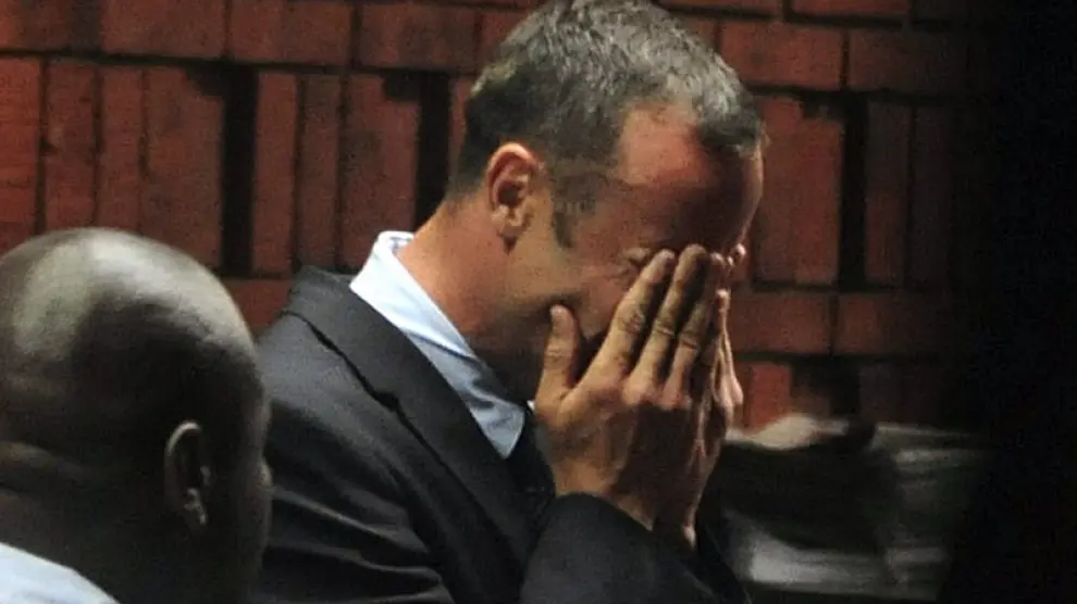 Pistorius no pudo reprimir las lágrimas al escuchar la acusación