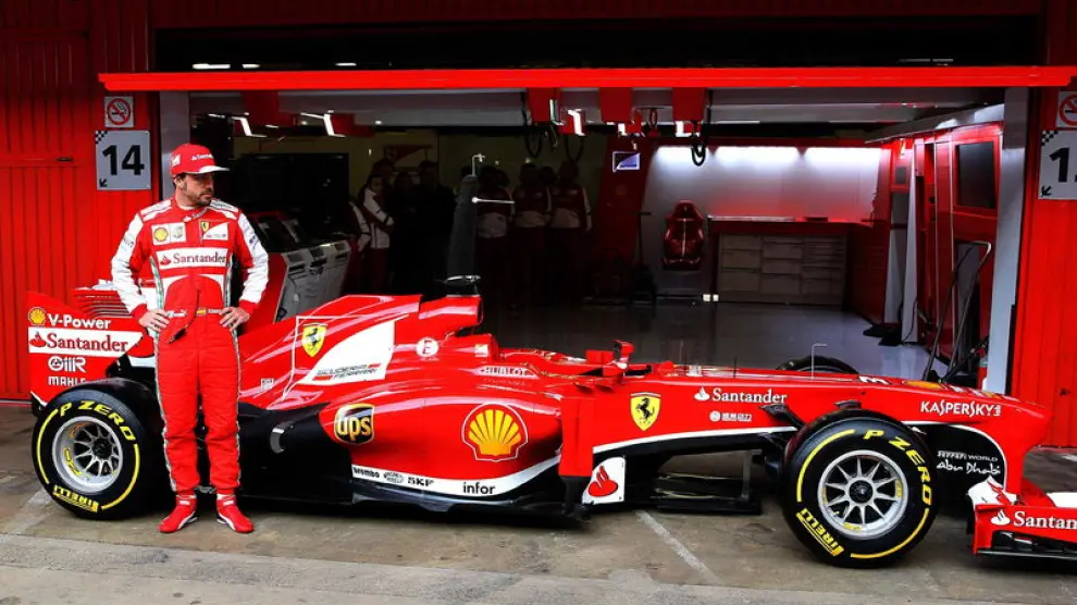 Fernando Alonso posa con su Ferrari