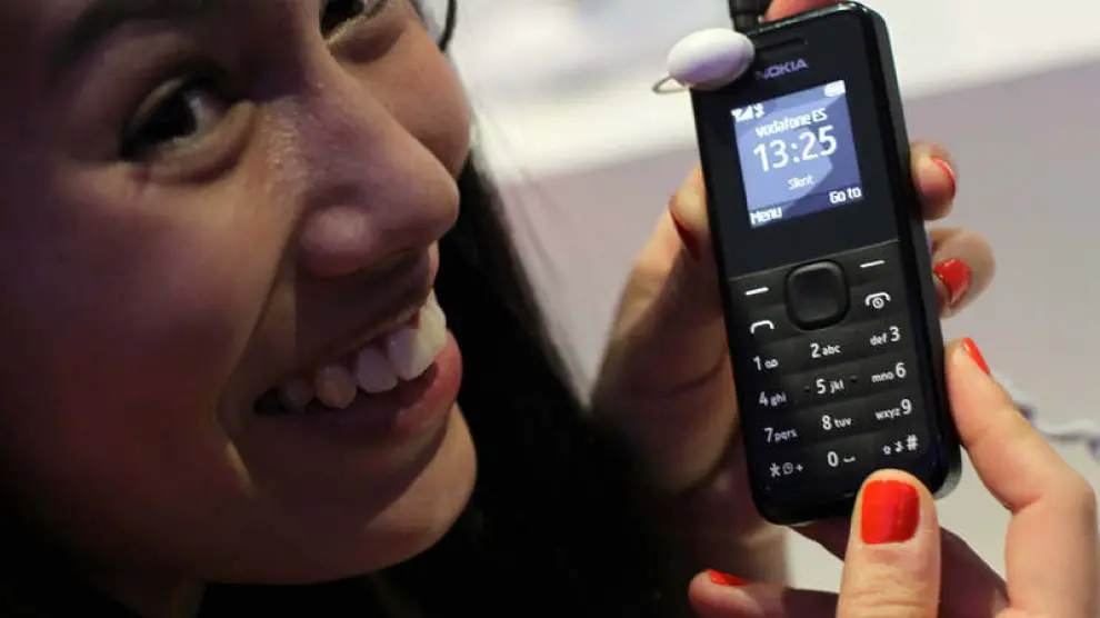 Una azafata sostiene el nuevo Nokia 105