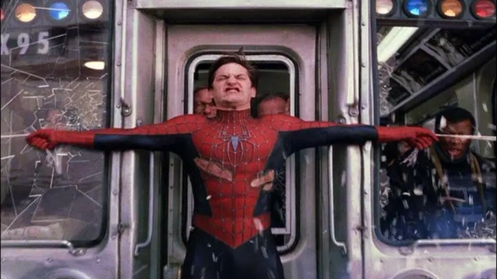 Escena de 'Spiderman 2' en la que el protagonista detiene un tren sin frenos gracias a sus telarañas.