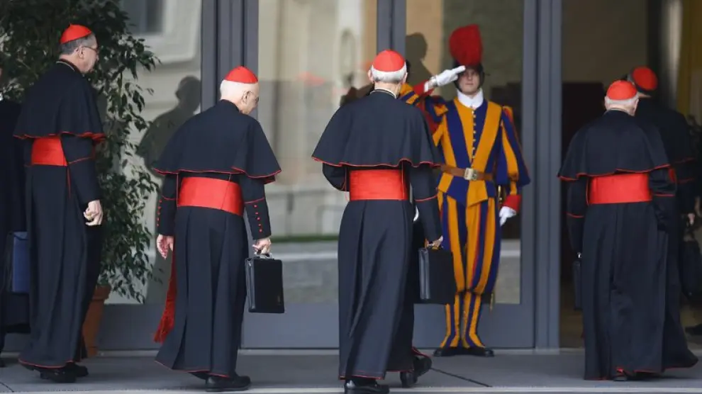 Los cardenales entran a una reunión en el Vaticano