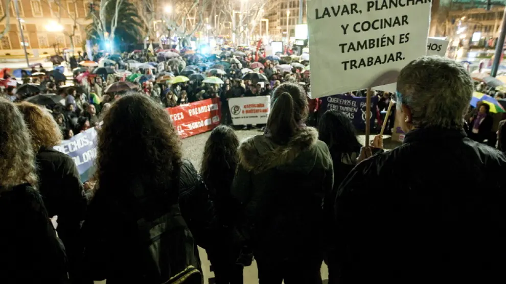Cientos de personas reivindican en Zaragoza la igualdad de la mujer en el trabajo.