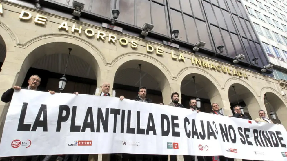 Los trabajadores de Caja3 protestan ante la sede de Caja Inmaculada