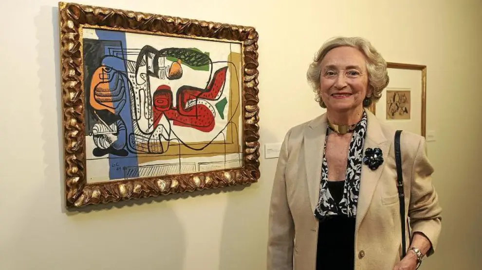 Pilar Citoler con una obra de su colección