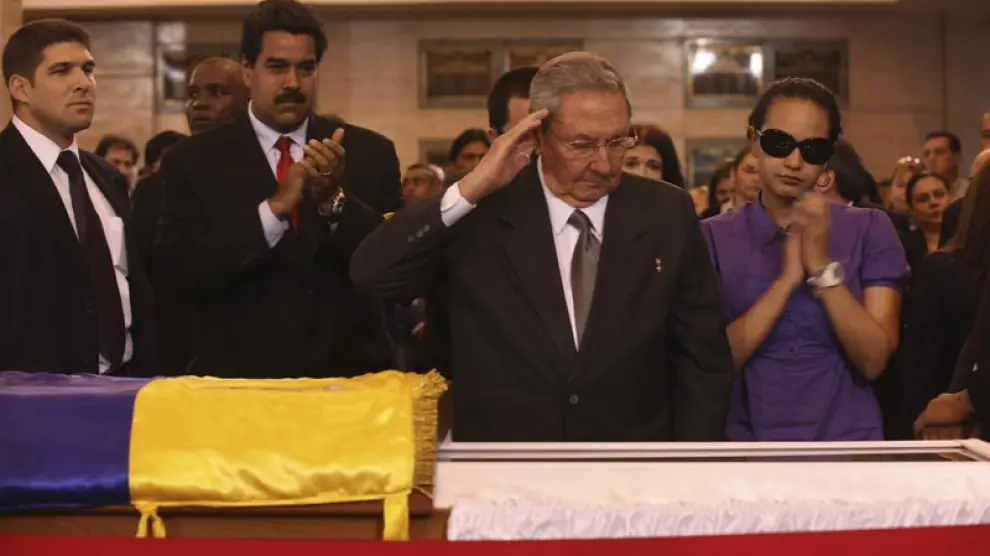 Raul Castro, en la capilla ardiente de Chávez