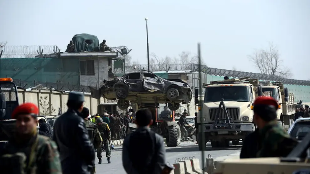 Tras el atentado en Kabul se han retirado algunos vehículos dañados