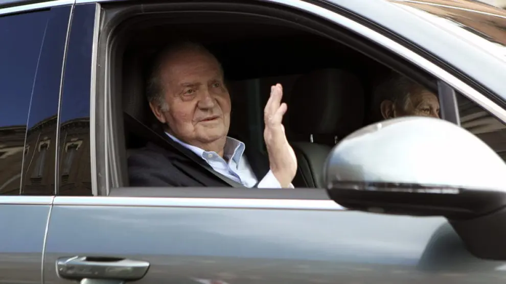 El Rey Don Juan Carlos abandonando la clínica La Milagrosa en una imagen de archivo